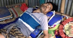 দুই পা হারিয়ে বিছানায় নুরুল ইসলাম, নিভতে বসেছে জীবনপ্রদীপ