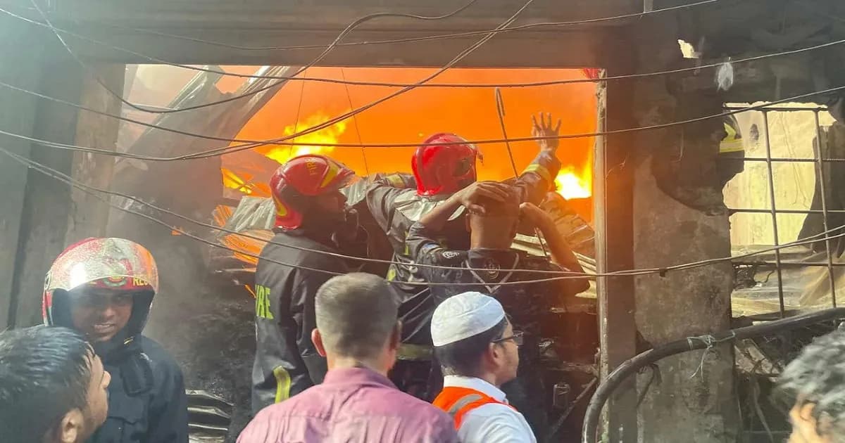 পুরান ঢাকার প্লাস্টিক কারখানায় আগুন, নিয়ন্ত্রণে ১১ ইউনিট