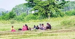 পতাকা বৈঠকে হয়নি সমাধান, শূন্যরেখায় মানবেতর জীবন ১০ জনের