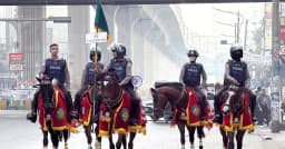 ঘোড়ায় চড়ে ভোটকেন্দ্র টহল দিচ্ছে ডিএমপির অশ্বারোহী দল