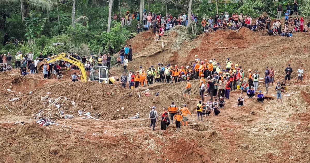 ইন্দোনেশিয়ায় ভূমিধসে নিহতের সংখ্যা বেড়ে ৩০, এখনও নিখোঁজ ২১