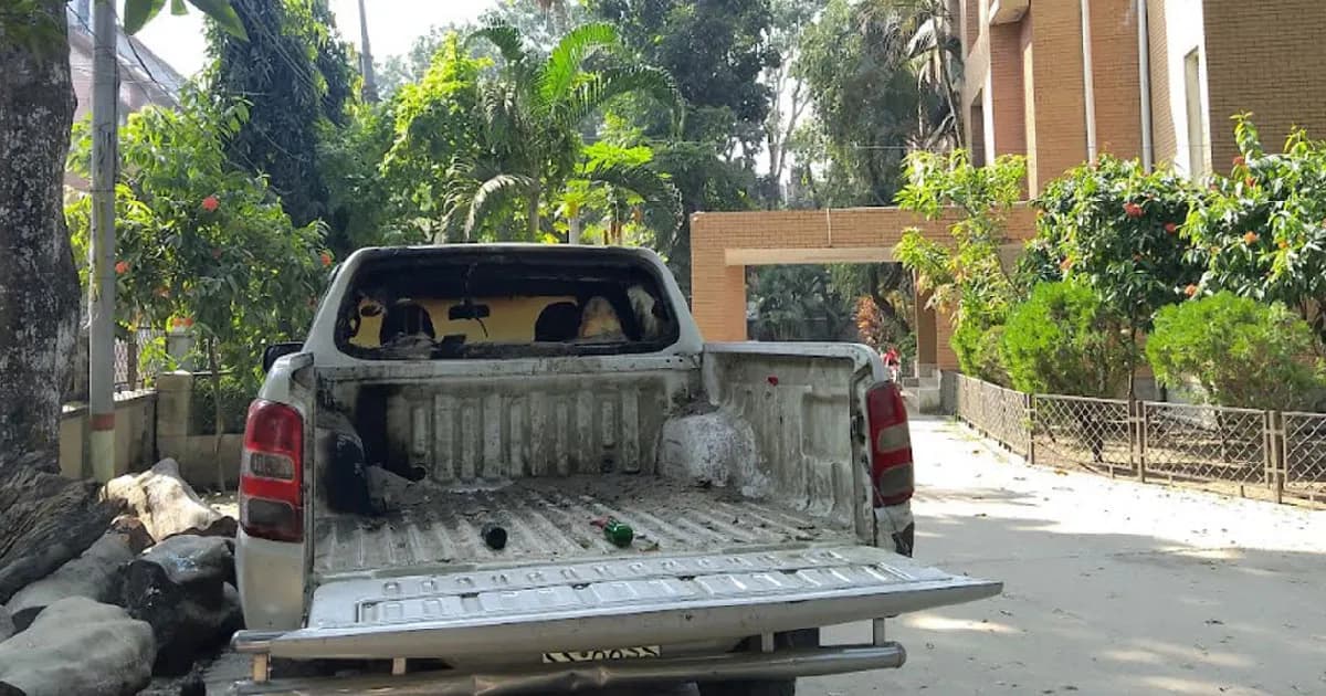 গোপালগঞ্জে গণপূর্ত অফিসে পেট্রোল বোমা হামলা, গাড়িতে আগুন