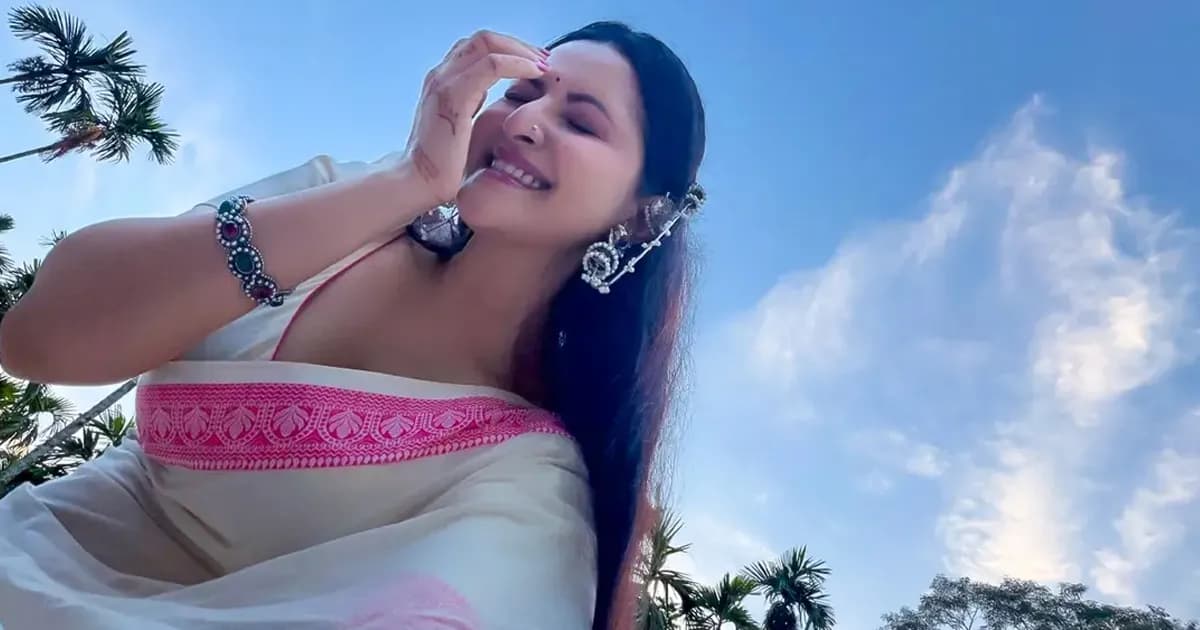 খোলা চুল, সাদা শাড়ি—পরীমনির রূপে মুগ্ধ ভক্তরা
