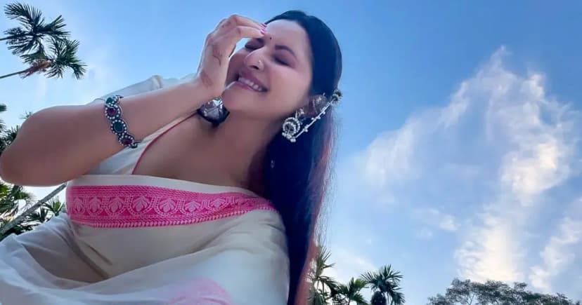 খোলা চুল, সাদা শাড়ি—পরীমনির রূপে মুগ্ধ ভক্তরা