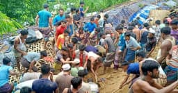 রোহিঙ্গা ক্যাম্পে পাহাড়ধসে নিহত বেড়ে ৮, জীবিত উদ্ধার ১৪