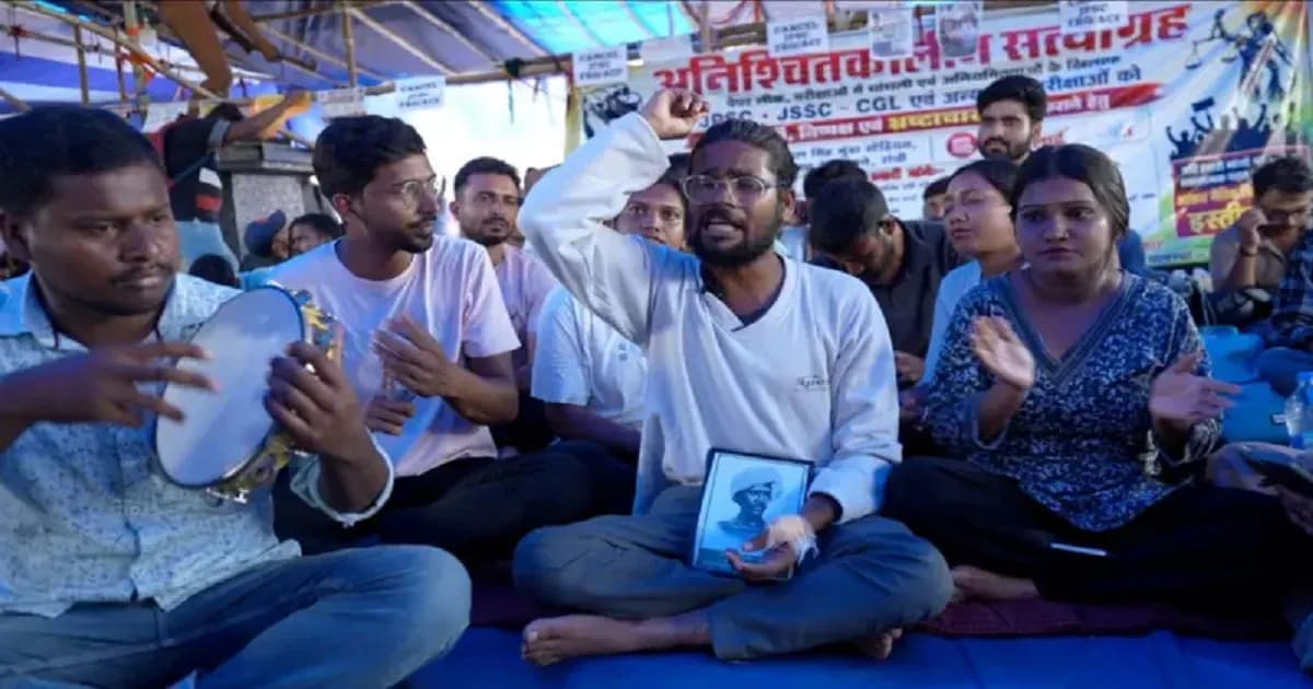 চাকরি না পাওয়ার ক্ষোভে যেভাবে রাজপথে নেমেছে ঝাড়খণ্ডের তরুণরা
