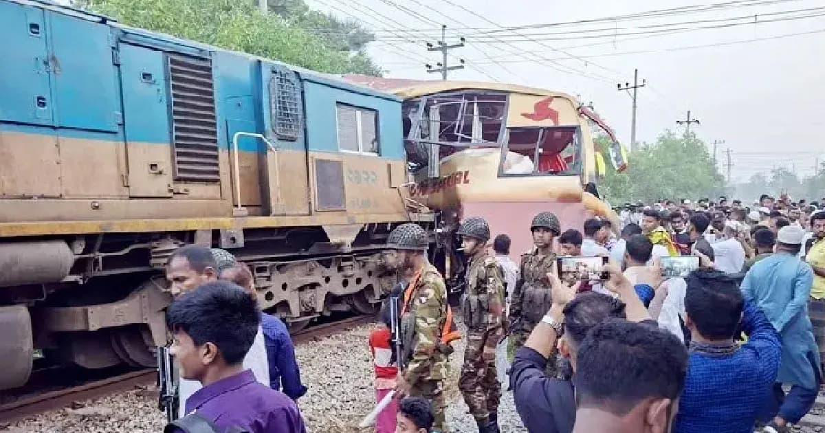 কুমিল্লার বাস-ট্রেন দুর্ঘটনায় দুই গেটম্যান বরখাস্ত