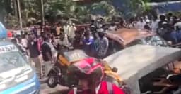 চলন্ত গাড়ির ওপর ধসে পড়লো মেট্রোরেলের পিলার, নিহত ১