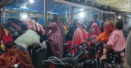 জীবননগরে পুরাতন কাপড়ের দোকানে ক্রেতাদের ভিড়