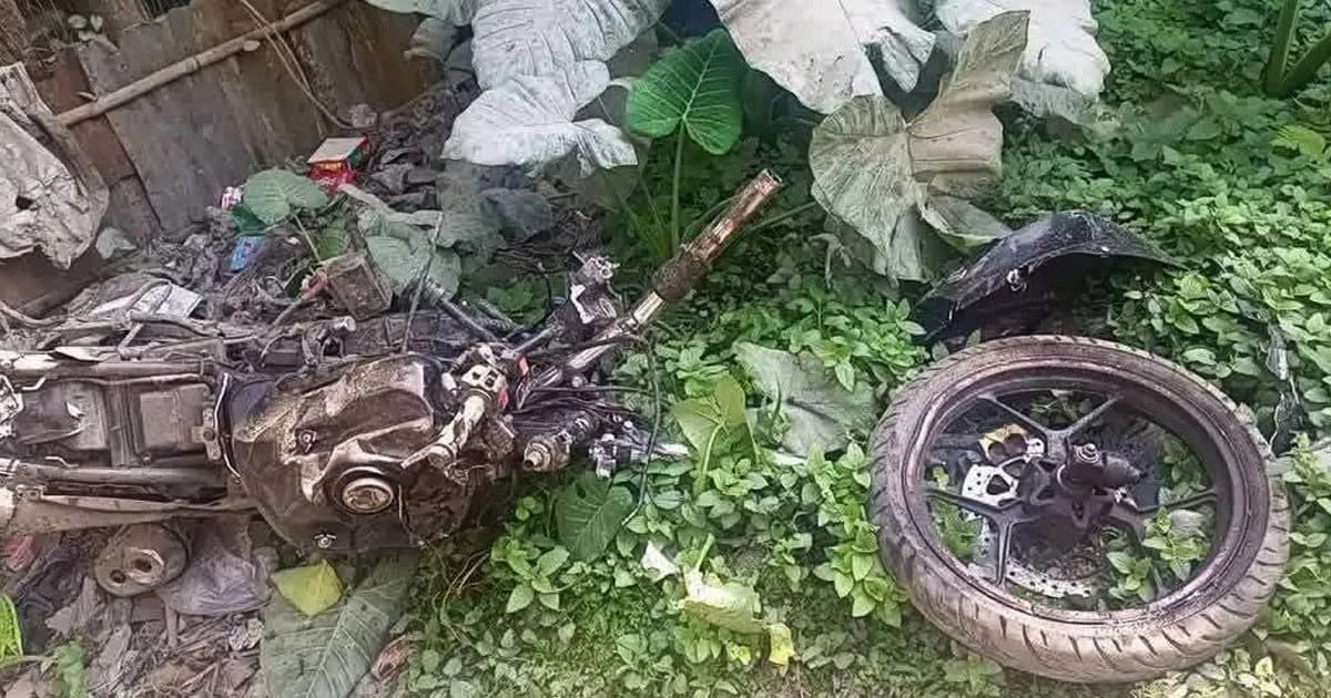 রাজারহাটে ট্রেনের ধাক্কায় মোটরসাইকেল চূর্ণবিচূর্ণ