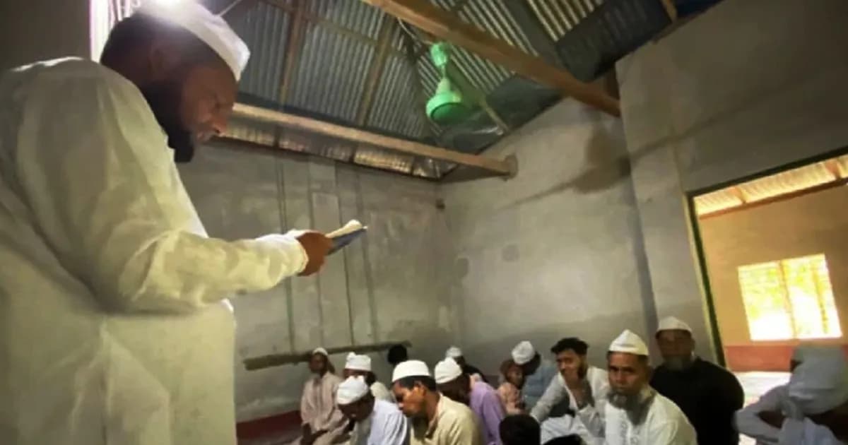 দুই দিন আগেই ভক্তদের নিয়ে ঈদের নামাজ পড়লেন পীর