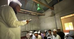 দুই দিন আগেই ভক্তদের নিয়ে ঈদের নামাজ পড়লেন পীর