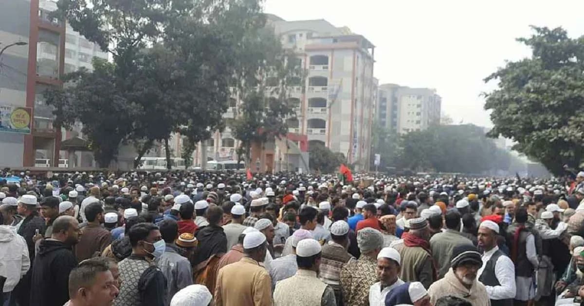 সংসদ প্রাঙ্গণে জায়গা না পেয়ে আশপাশের সড়কে হাজারো মানুষ