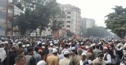 সংসদ প্রাঙ্গণে জায়গা না পেয়ে আশপাশের সড়কে হাজারো মানুষ