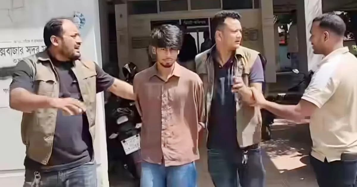 কক্সবাজারে আটক রাজুকে কুমিল্লা পুলিশের কাছে হস্তান্তর