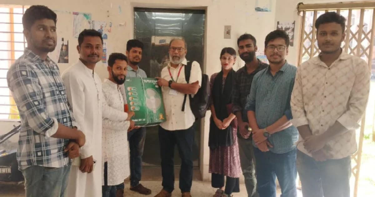 ভিসির হাতে ফ্যান হস্তান্তর করলো ববি ছাত্রদল