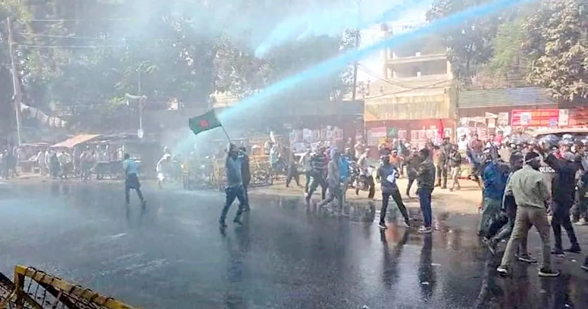 পুলিশের ব্যারিকেড ভেঙে যমুনার সামনে সরকারি চাকরিজীবীরা