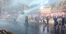 পুলিশের ব্যারিকেড ভেঙে যমুনার সামনে সরকারি চাকরিজীবীরা