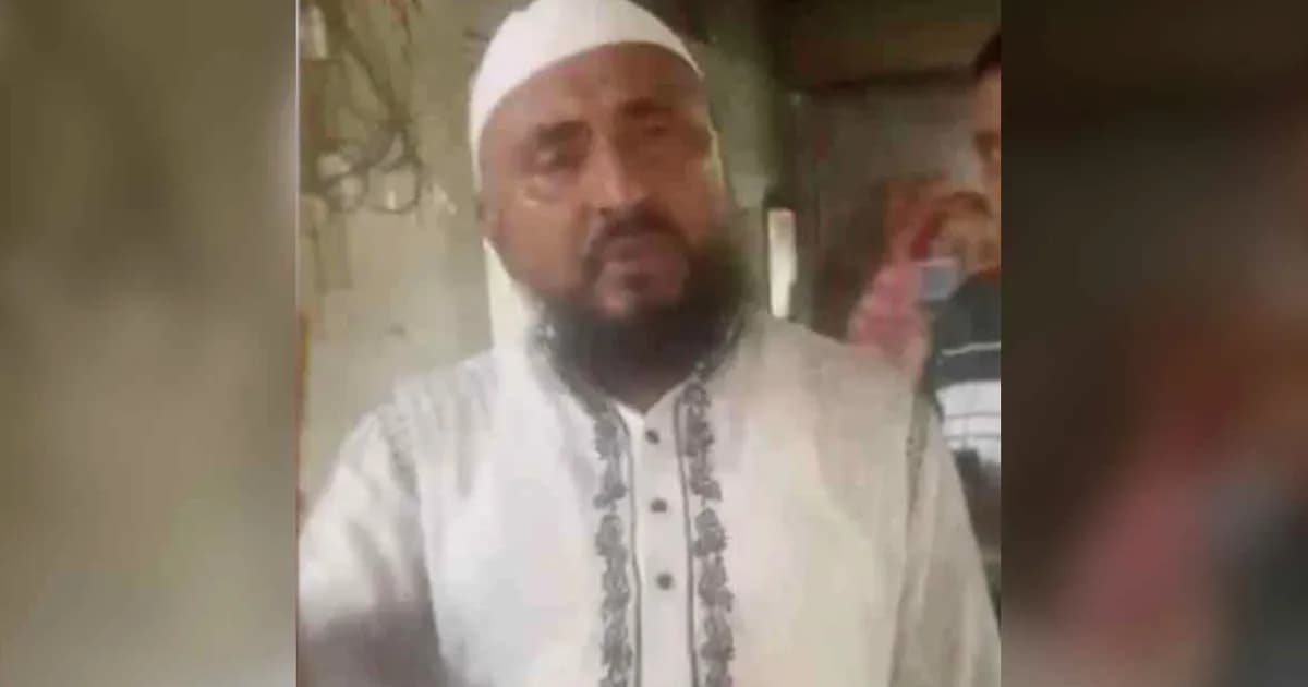 বাসার ভেতর নারীসহ মাওলানাকে আটক করল এলাকাবাসী