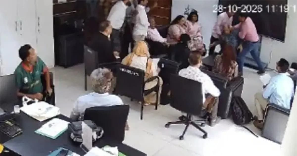 আইইডিসিআর কার্যালয়ে ঢুকে পরিচালককে মারধর