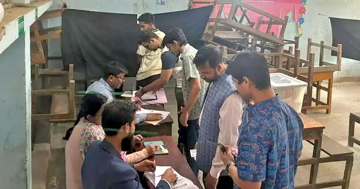 ঢাবির ল্যাবরেটরি স্কুল কেন্দ্রে ৫ ঘণ্টায় ভোট পড়েছে ২৪ শতাংশ