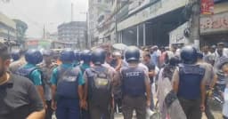 চট্টগ্রামে একীভূত ৫ ব্যাংকের আমানতকারীদের বিক্ষোভে উত্তেজনা