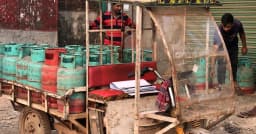 আশুকিয়ায় গ্যাস-সংকট কাটছেই না, ভরসা এখন বৈদ্যুতিক চুলা