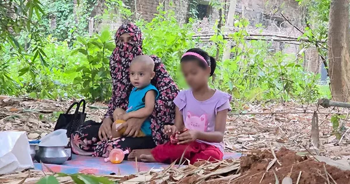 মাথা গোঁজার ঠাঁই নেই, স্বামীর কবরের পাশে কাটে মা ও দুই সন্তানের রাত