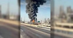 যুক্তরাষ্ট্রের তেল শোধনাগারে ভয়াবহ বিস্ফোরণ, আকাশজুড়ে কালো ধোঁয়া