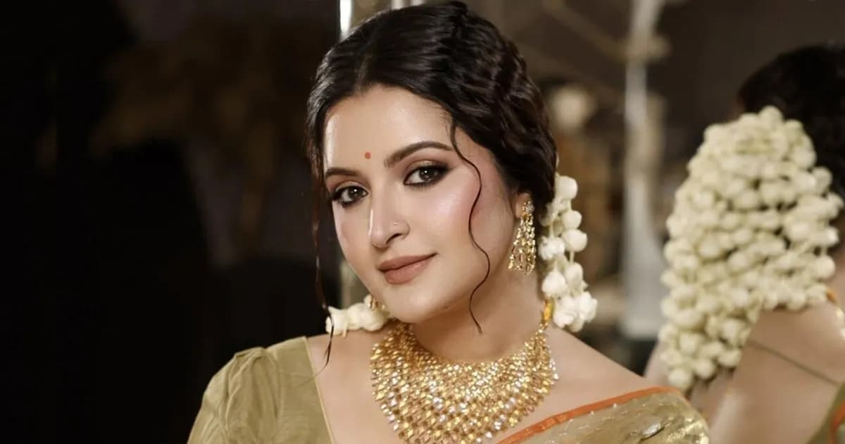 হুইলচেয়ারে পরীমণি, হঠাৎ কী হলো অভিনেত্রীর?