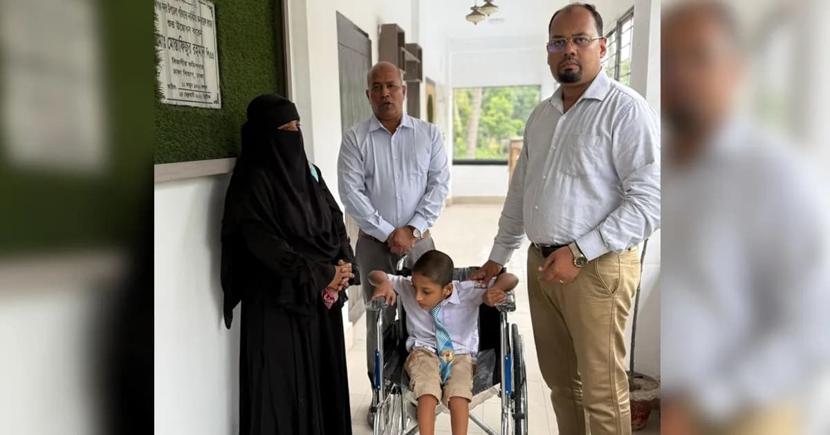 মুন্সীগঞ্জে বিশেষ চাহিদাসম্পন্ন শিক্ষার্থীর মাঝে ইউএনও’র হুইলচেয়ার বিতরণ