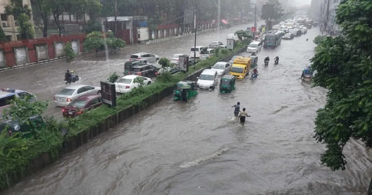 টানা বৃষ্টিতে জলাবদ্ধ রাজধানী ঢাকা, চরম ভোগান্তিতে নগরবাসী
