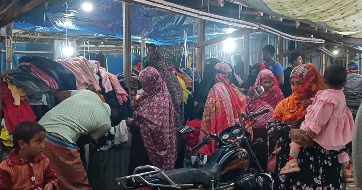 জীবননগরে শীতের দাপট, পুরাতন কাপড়ের দোকানে ভিড়