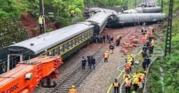 চীনে ট্রেনের ধাক্কায় ১১ রেলকর্মীর মৃত্যু