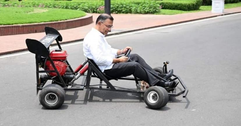 রিজওয়ান রশিদের তৈরি ‘গো-কার্ট’ চালিয়ে মুগ্ধ প্রধানমন্ত্রী