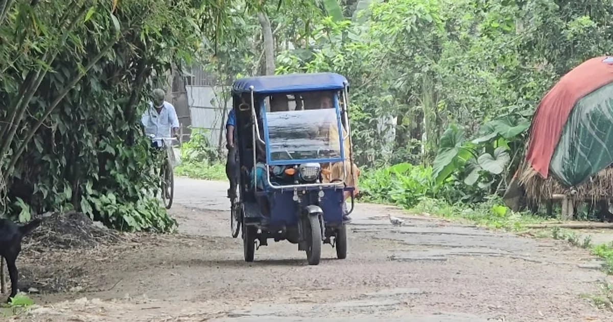 নির্ধারিত সময় পেরিয়ে গেলেও শেষ হয়নি রাজারহাট-আনন্দবাজার সড়কের কাজ