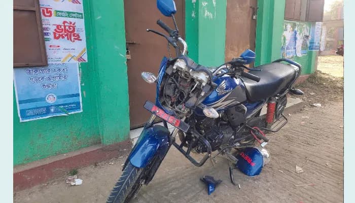 এসিল্যান্ডের বিরুদ্ধে মিছিল, সাংবাদিকের মোটরসাইকেল ভাঙচুর