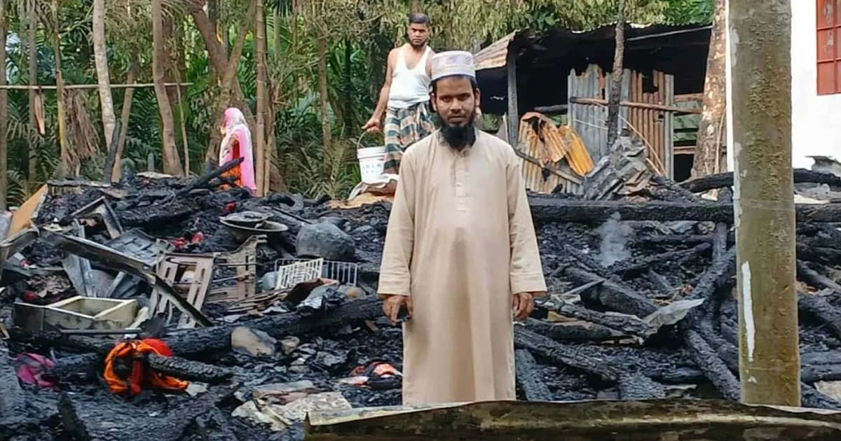 বসতভিটা পুড়ে ছাই, ঈদের আনন্দে নেমে এলো শোক