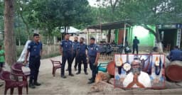 বাউল শিল্পী শফি মণ্ডলের বাড়িতে পুলিশ মোতায়েন