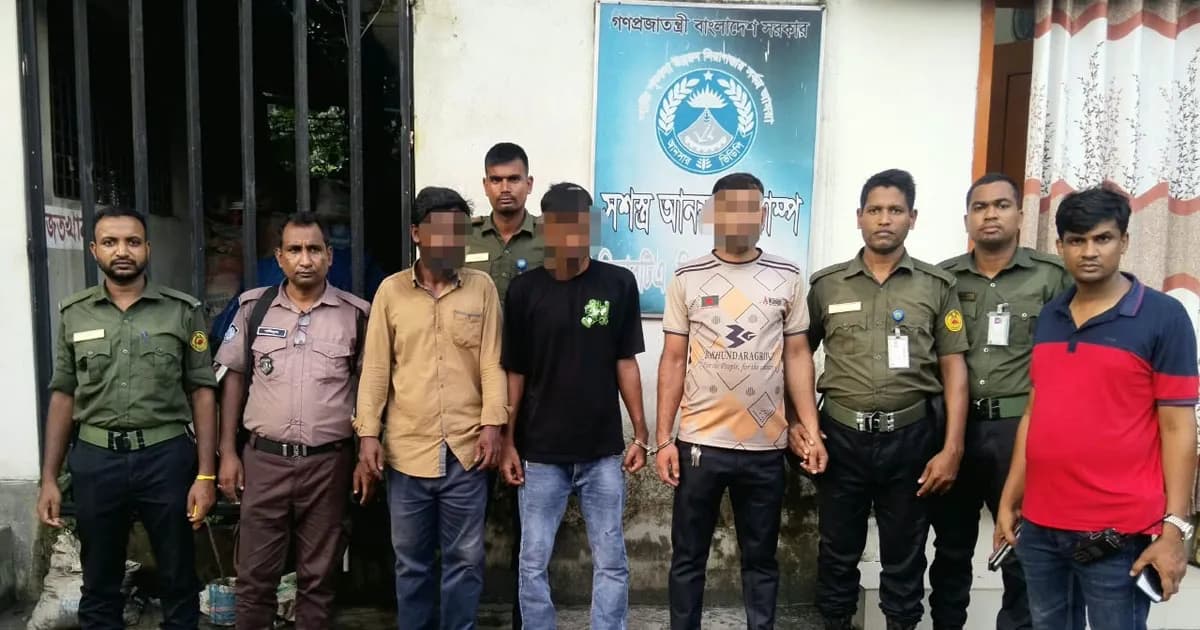 আনসারের অভিযানে মিরপুর বিআরটিএতে দালাল চক্রের ৩ সদস্য আটক