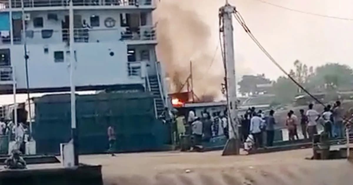 এবার পাটুরিয়ায় চলন্ত ফেরিতে ভয়াবহ আগুন