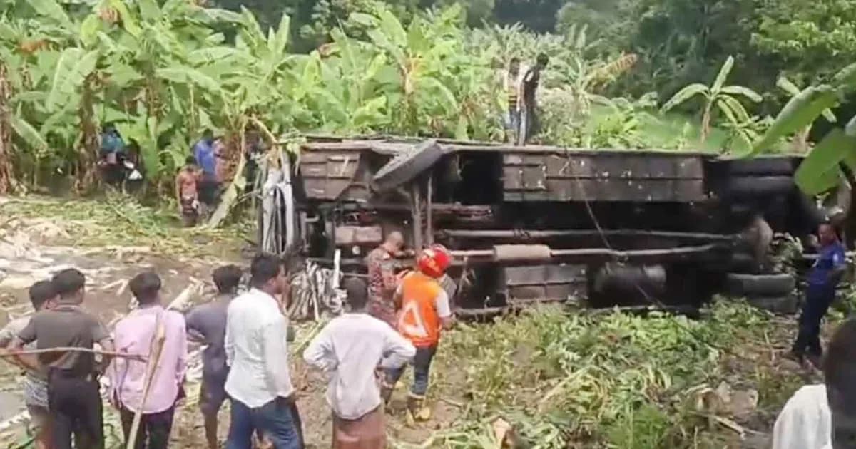 গোপালগঞ্জে নিয়ন্ত্রণ হারিয়ে বাস খাদে পড়ে নিহত ৩, আহত ৩০