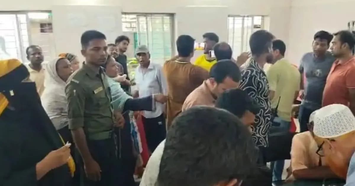 আসামি ধরতে গিয়ে হামলার শিকার, ৩ পুলিশ সদস্যকে কুপিয়ে জখম