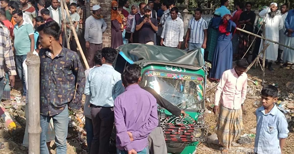 চট্টগ্রামে দাঁড়িয়ে থাকা অটোরিকশায় ট্রাকের ধাক্কা, নিহত ২