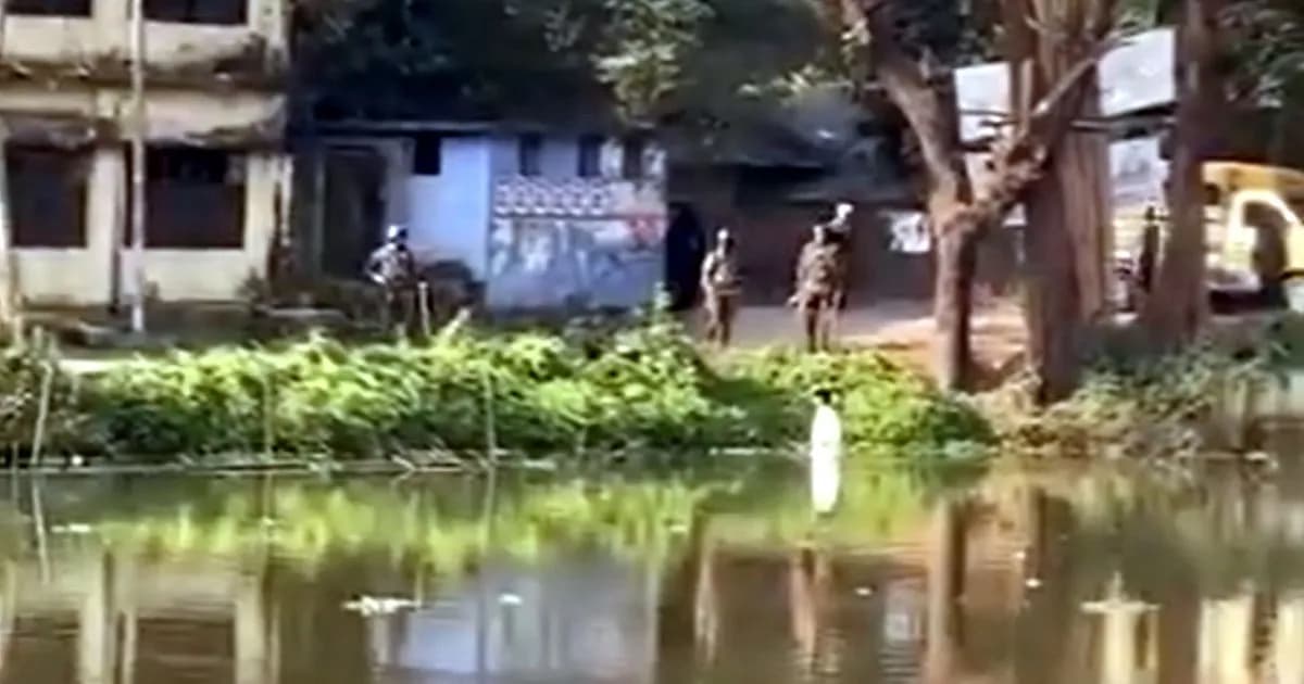 ভোটকেন্দ্রে প্রভাব বিস্তারের চেষ্টা, পুকুরে নামিয়ে শাস্তি