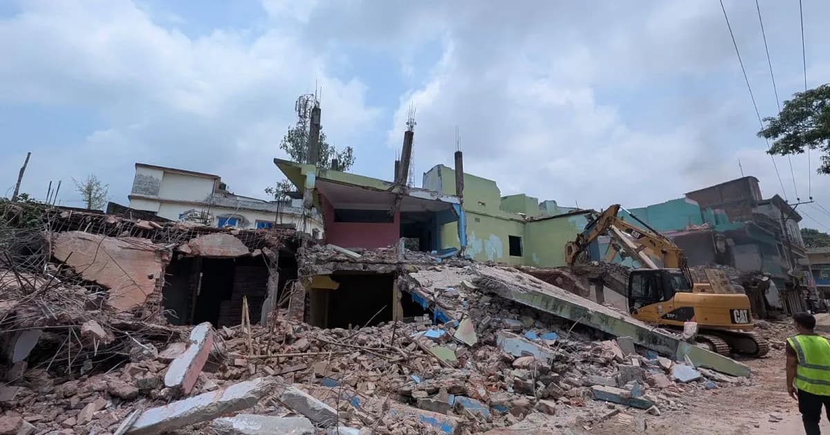 ৪০ বছর পর উদ্ধার স্কুলের দখলকৃত জমি, সরানো হলো মার্কেট-বাড়ি
