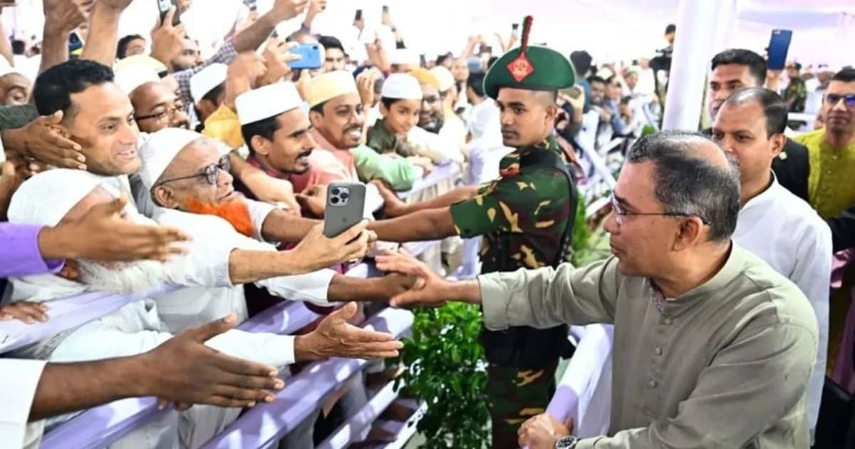 জাতীয় ঈদগাহে মুসল্লিদের সঙ্গে প্রধানমন্ত্রীর শুভেচ্ছা বিনিময়