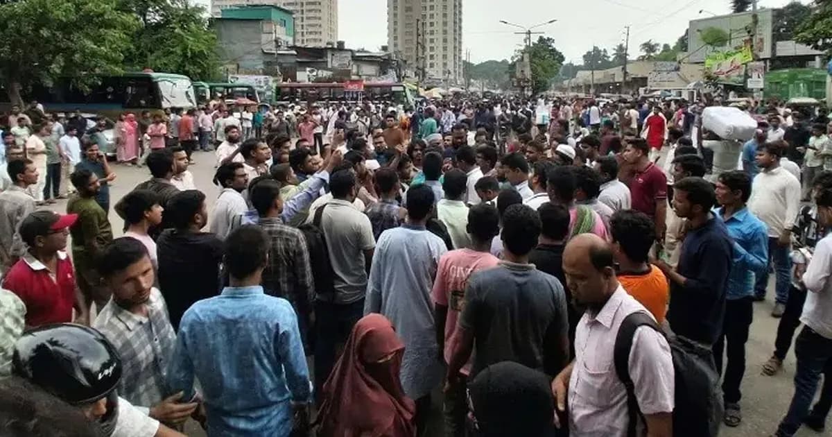 পরীক্ষা শুরুর আগেই স্থগিত, নীলক্ষেত অবরোধ করলেন চাকরিপ্রার্থীরা