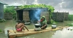 বন্যার দুর্যোগে পরিবারকে মানসিকভাবে শক্ত রাখার উপায়