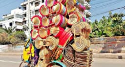 তীব্র গরমে ফিরেছে হাতপাখার কদর, লোডশেডিংয়ে স্বস্তির ভরসা